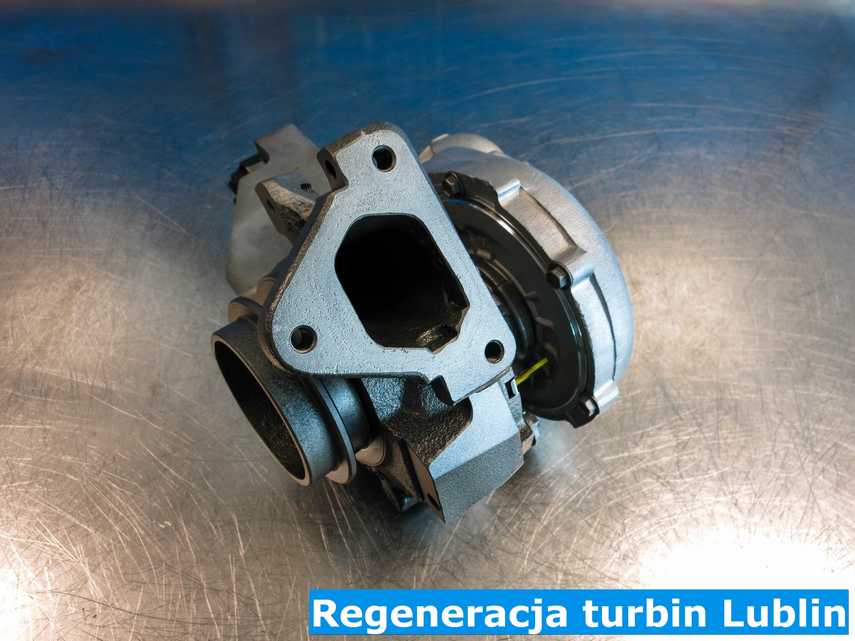 Zregenerowana turbosprężarka z Lublina w pracowni na stole
