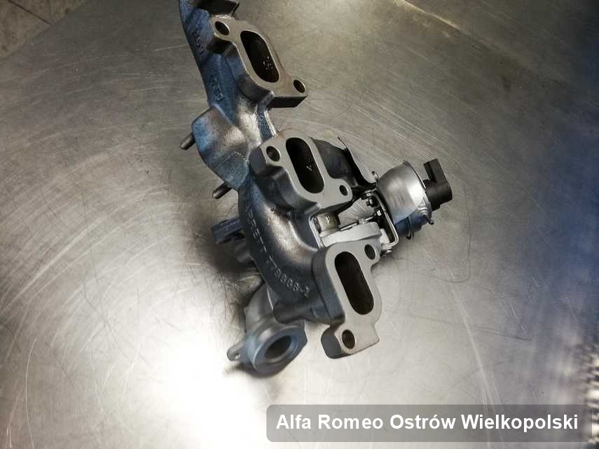 Wyczyszczona w pracowni w Ostrowie Wielkopolskim turbosprężarka do pojazdu firmy Alfa Romeo na stole w pracowni po remoncie przed nadaniem