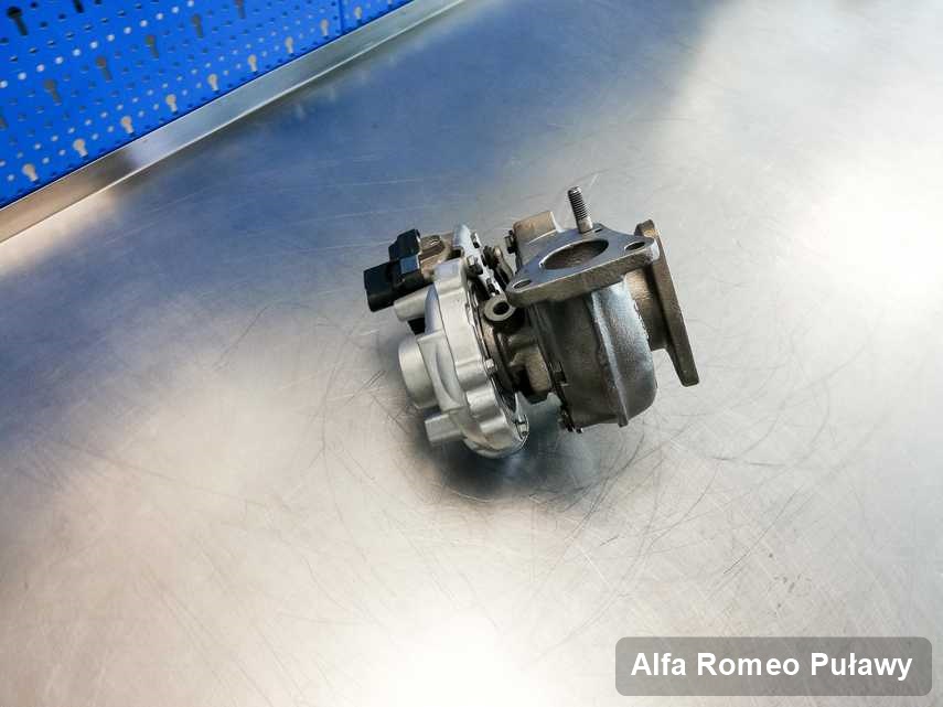 Wyczyszczona w firmie w Puławach turbina do osobówki firmy Alfa Romeo na stole w pracowni naprawiona przed wysyłką