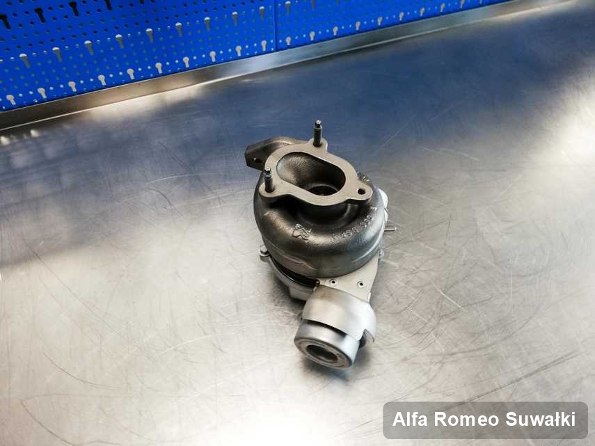 Wyczyszczona w przedsiębiorstwie w Suwałkach turbosprężarka do samochodu spod znaku Alfa Romeo przygotowana w warsztacie po regeneracji przed spakowaniem