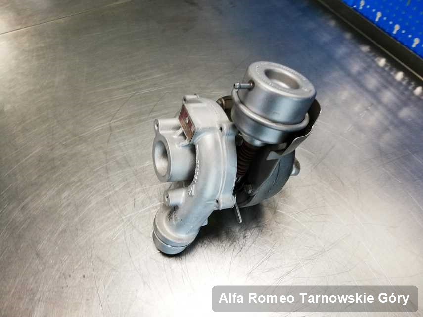 Naprawiona w przedsiębiorstwie w Tarnowskich Górach turbosprężarka do aut  spod znaku Alfa Romeo na stole w pracowni po remoncie przed wysyłką