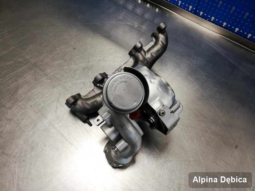 Zregenerowana w pracowni regeneracji w Dębicy turbosprężarka do pojazdu marki Alpina na stole w warsztacie naprawiona przed nadaniem