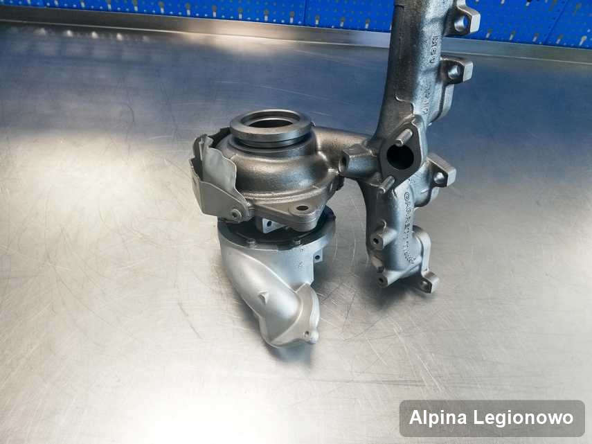 Naprawiona w laboratorium w Legionowie turbosprężarka do samochodu firmy Alpina na stole w laboratorium zregenerowana przed spakowaniem