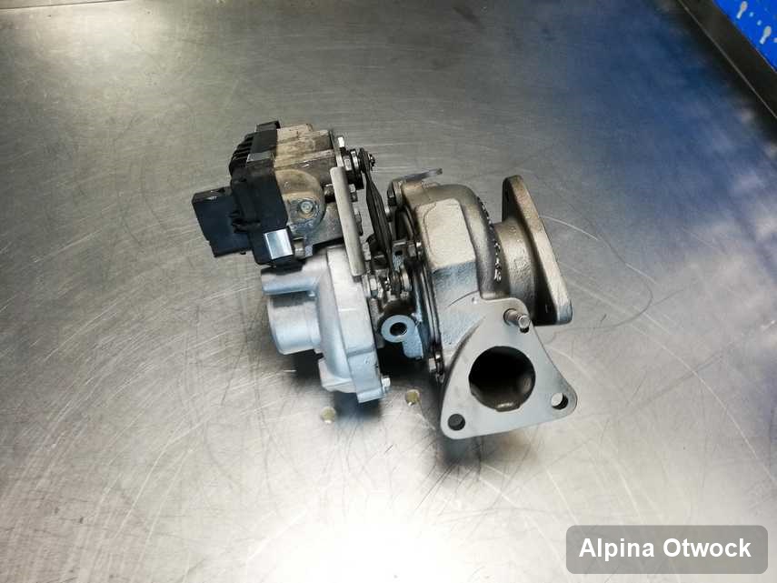 Zregenerowana w firmie zajmującej się regeneracją w Otwocku turbosprężarka do pojazdu koncernu Alpina na stole w pracowni po naprawie przed wysyłką