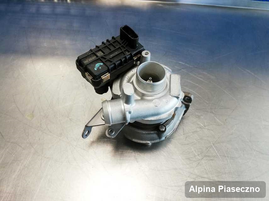 Naprawiona w firmie zajmującej się regeneracją w Piasecznie turbosprężarka do osobówki spod znaku Alpina na stole w warsztacie zregenerowana przed nadaniem