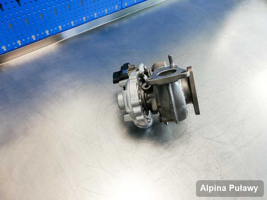 Naprawiona w pracowni w Puławach turbina do samochodu spod znaku Alpina na stole w laboratorium po naprawie przed nadaniem