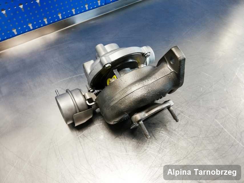Naprawiona w pracowni w Tarnobrzegu turbosprężarka do aut  spod znaku Alpina na stole w warsztacie po regeneracji przed spakowaniem