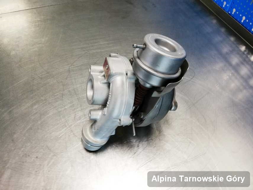 Wyremontowana w przedsiębiorstwie w Tarnowskich Górach turbosprężarka do osobówki koncernu Alpina na stole w pracowni po regeneracji przed wysyłką
