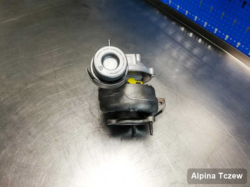 Wyremontowana w laboratorium w Tczewie turbosprężarka do samochodu marki Alpina na stole w laboratorium zregenerowana przed wysyłką