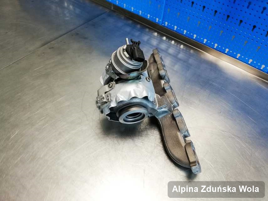 Naprawiona w pracowni w Zduńskiej Woli turbosprężarka do aut  spod znaku Alpina na stole w pracowni po naprawie przed spakowaniem