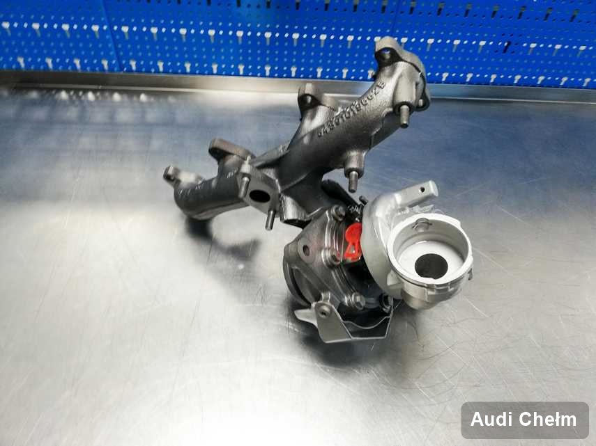 Zregenerowana w firmie zajmującej się regeneracją w Chełmie turbosprężarka do auta firmy Audi na stole w pracowni po naprawie przed spakowaniem