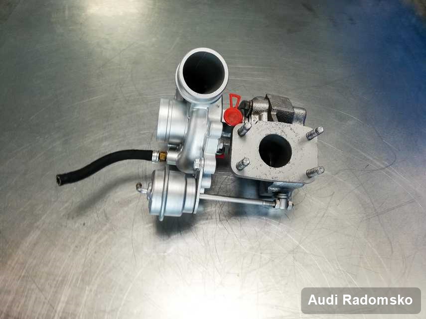 Zregenerowana w firmie w Radomsku turbosprężarka do pojazdu firmy Audi na stole w pracowni po naprawie przed nadaniem