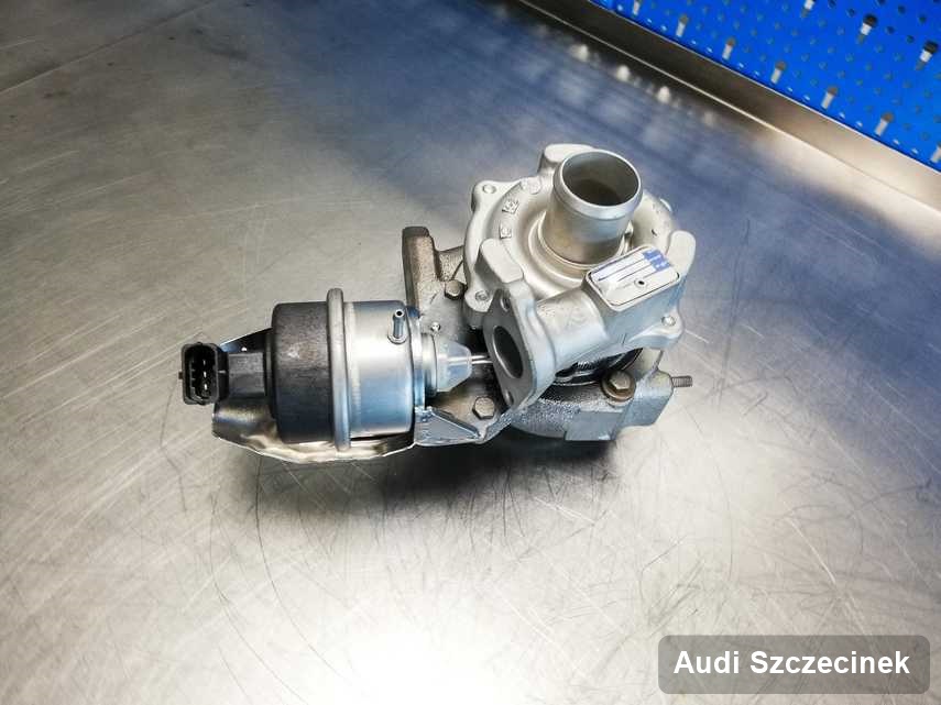 Naprawiona w przedsiębiorstwie w Szczecinku turbosprężarka do pojazdu marki Audi na stole w pracowni naprawiona przed nadaniem