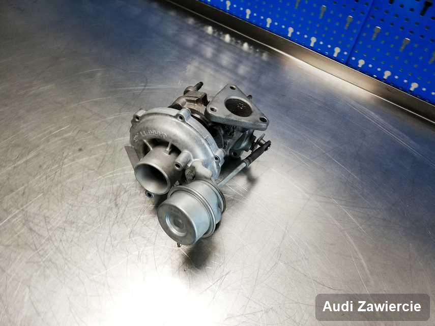Wyczyszczona w pracowni w Zawierciu turbosprężarka do samochodu producenta Audi na stole w warsztacie naprawiona przed spakowaniem