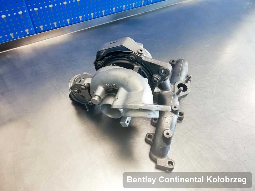 Wyremontowana w firmie w Kołobrzegu turbosprężarka do auta firmy Bentley Continental na stole w laboratorium zregenerowana przed spakowaniem