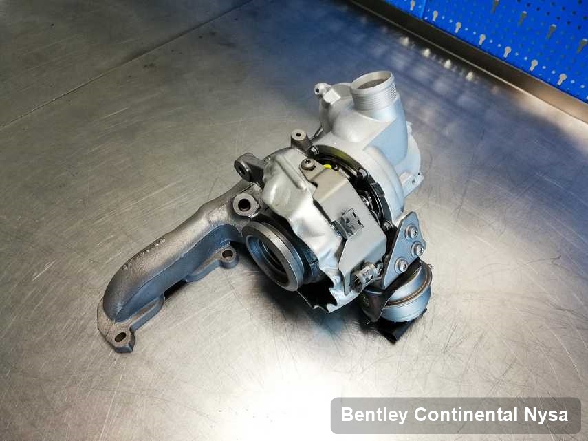 Wyremontowana w firmie w Nysie turbosprężarka do pojazdu producenta Bentley Continental na stole w warsztacie po naprawie przed spakowaniem