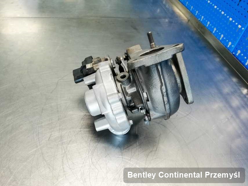 Zregenerowana w przedsiębiorstwie w Przemyślu turbina do pojazdu producenta Bentley Continental przyszykowana w pracowni po regeneracji przed nadaniem