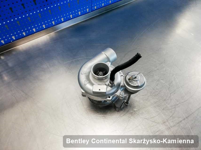 Wyczyszczona w przedsiębiorstwie w Skarżysku-Kamiennej turbosprężarka do auta firmy Bentley Continental na stole w warsztacie po regeneracji przed wysyłką