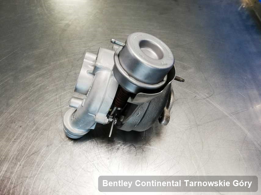 Zregenerowana w firmie w Tarnowskich Górach turbina do samochodu firmy Bentley Continental na stole w laboratorium wyremontowana przed spakowaniem