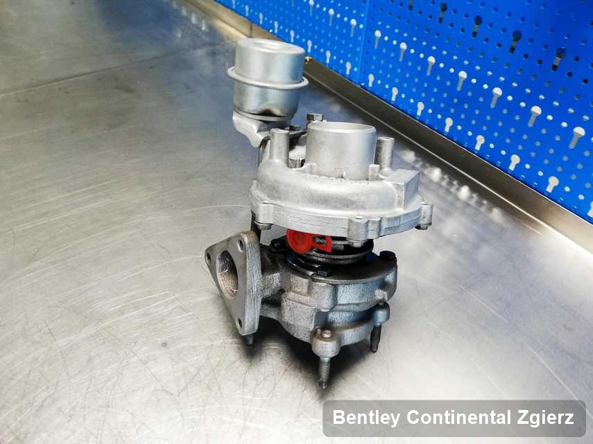 Wyczyszczona w laboratorium w Zgierzu turbosprężarka do pojazdu koncernu Bentley Continental na stole w pracowni po remoncie przed wysyłką
