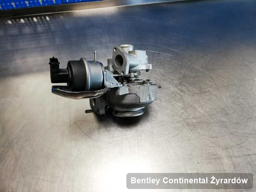 Zregenerowana w pracowni regeneracji w Żyrardowie turbina do aut  z logo Bentley Continental na stole w warsztacie naprawiona przed spakowaniem