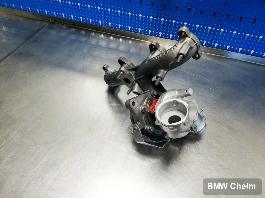 Wyczyszczona w pracowni w Chełmie turbosprężarka do auta spod znaku BMW przygotowana w laboratorium po regeneracji przed spakowaniem