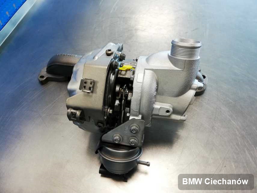 Wyremontowana w pracowni w Ciechanowie turbosprężarka do pojazdu spod znaku BMW przyszykowana w laboratorium po remoncie przed nadaniem