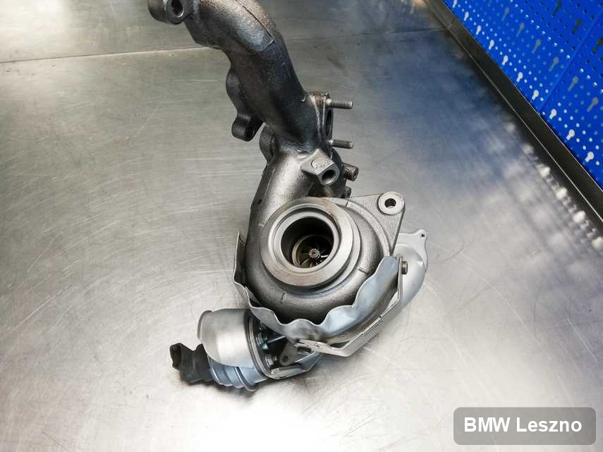 Wyremontowana w firmie zajmującej się regeneracją w Lesznie turbosprężarka do auta firmy BMW przyszykowana w laboratorium po regeneracji przed wysyłką