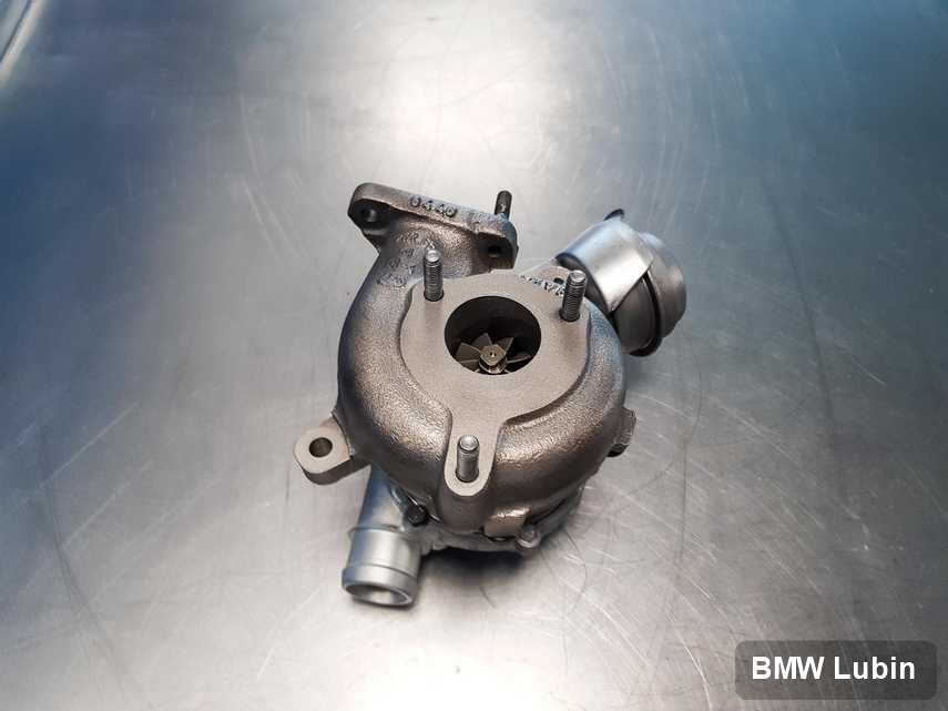 Wyczyszczona w firmie w Lubinie turbosprężarka do samochodu firmy BMW przyszykowana w warsztacie zregenerowana przed nadaniem