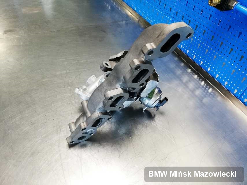 Wyremontowana w pracowni regeneracji w Mińsku Mazowieckim turbosprężarka do aut  z logo BMW przygotowana w laboratorium po naprawie przed wysyłką