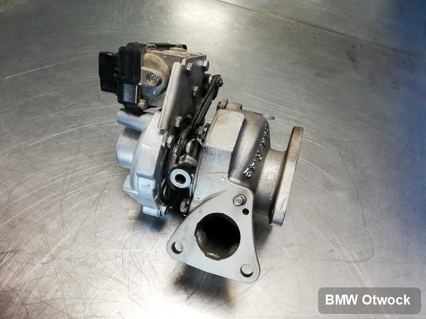Wyczyszczona w przedsiębiorstwie w Otwocku turbosprężarka do samochodu producenta BMW przyszykowana w pracowni po remoncie przed nadaniem
