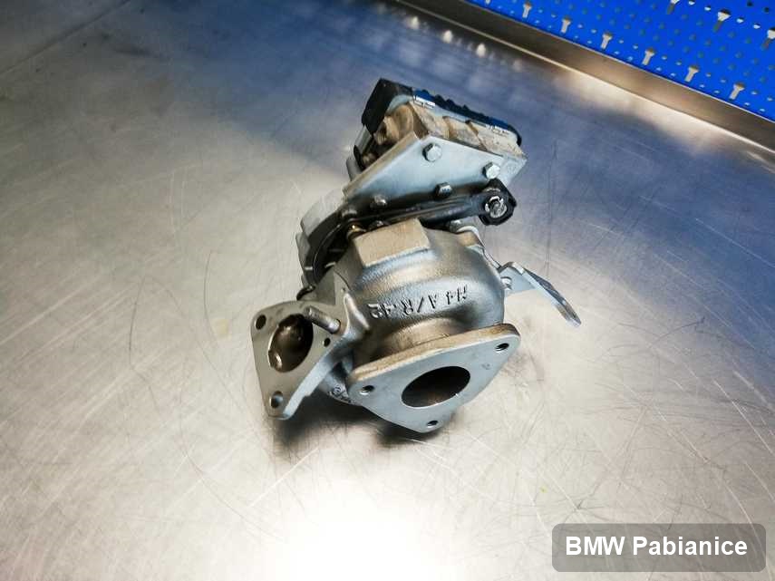 Wyremontowana w pracowni w Pabianicach turbosprężarka do samochodu marki BMW przygotowana w warsztacie po naprawie przed spakowaniem