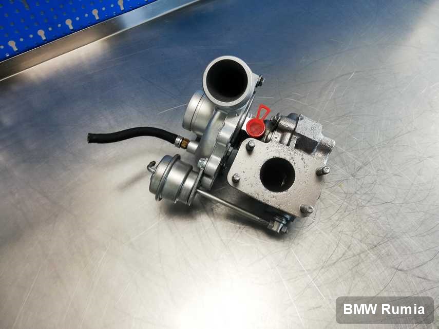 Naprawiona w laboratorium w Rumi turbosprężarka do pojazdu spod znaku BMW na stole w pracowni po naprawie przed wysyłką