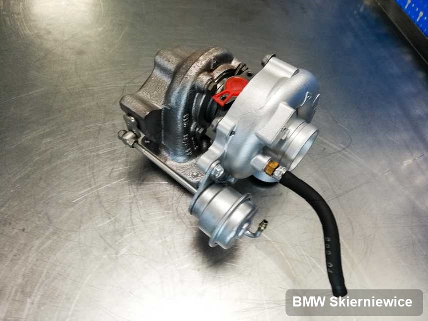 Wyremontowana w pracowni w Skierniewicach turbosprężarka do osobówki koncernu BMW na stole w warsztacie wyremontowana przed nadaniem