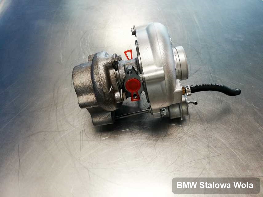 Wyczyszczona w firmie w Stalowej Woli turbosprężarka do aut  marki BMW na stole w pracowni wyremontowana przed nadaniem