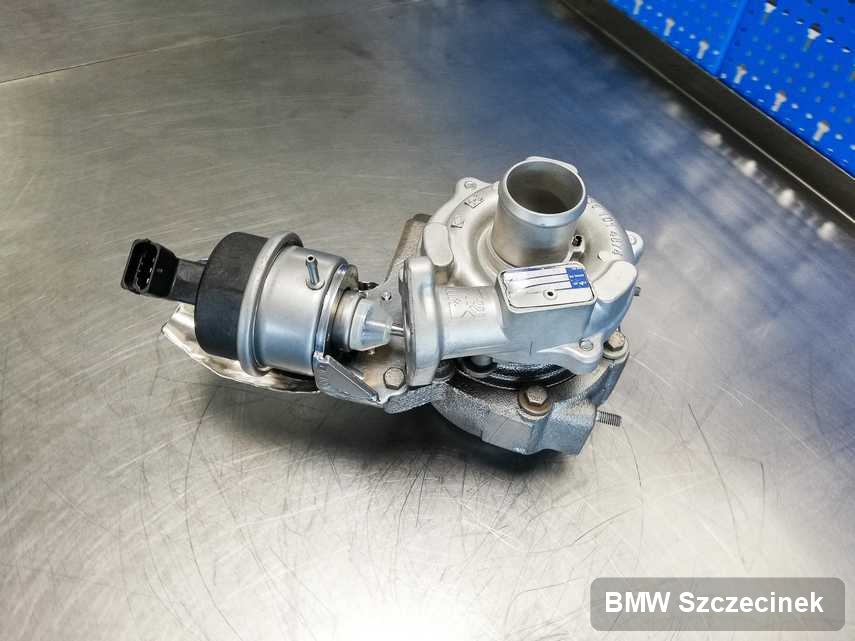 Wyczyszczona w firmie zajmującej się regeneracją w Szczecinku turbosprężarka do aut  marki BMW przygotowana w warsztacie po regeneracji przed spakowaniem