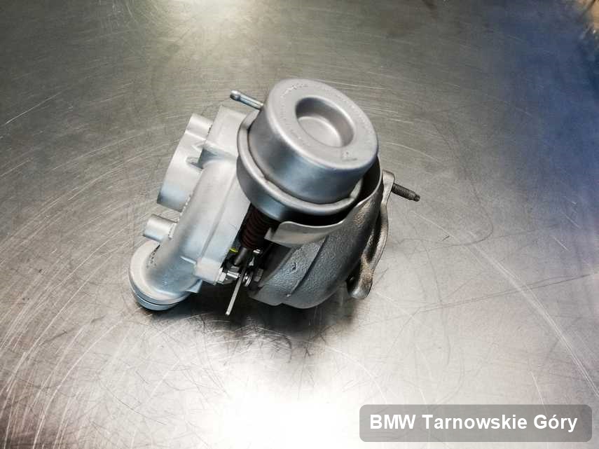 Wyremontowana w przedsiębiorstwie w Tarnowskich Górach turbosprężarka do auta z logo BMW przyszykowana w laboratorium zregenerowana przed nadaniem
