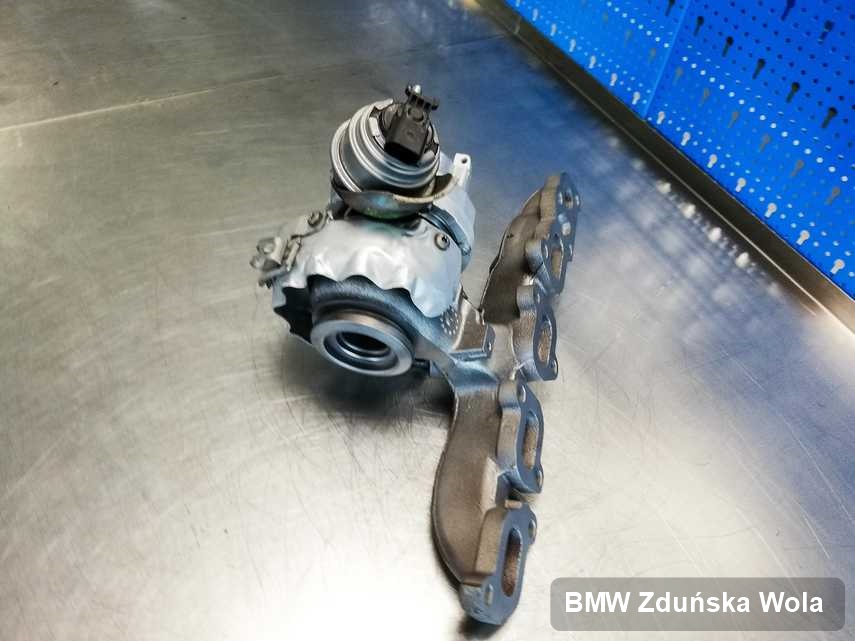 Wyremontowana w pracowni regeneracji w Zduńskiej Woli turbina do osobówki z logo BMW przyszykowana w pracowni po naprawie przed nadaniem