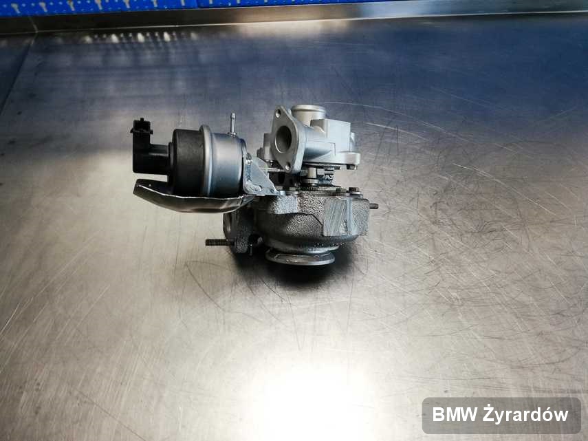 Naprawiona w laboratorium w Żyrardowie turbosprężarka do aut  z logo BMW przygotowana w pracowni po remoncie przed nadaniem