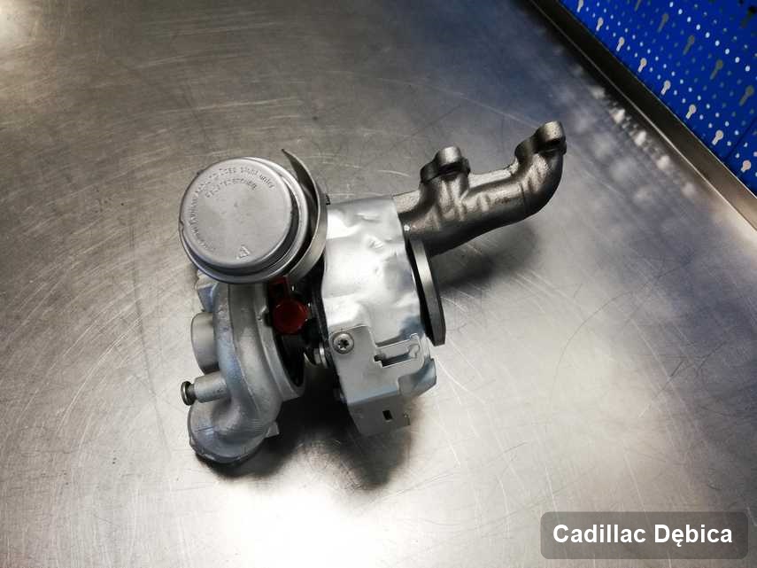 Zregenerowana w laboratorium w Dębicy turbosprężarka do aut  spod znaku Cadillac na stole w laboratorium po remoncie przed wysyłką