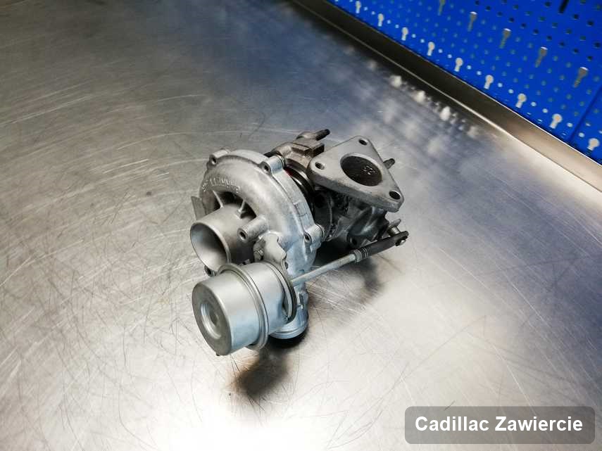 Wyczyszczona w laboratorium w Zawierciu turbosprężarka do samochodu spod znaku Cadillac na stole w warsztacie naprawiona przed wysyłką