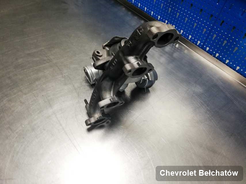Zregenerowana w pracowni regeneracji w Bełchatowie turbosprężarka do samochodu spod znaku Chevrolet na stole w laboratorium zregenerowana przed nadaniem