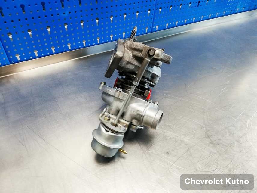 Zregenerowana w pracowni regeneracji w Kutnie turbosprężarka do auta marki Chevrolet na stole w warsztacie po naprawie przed spakowaniem