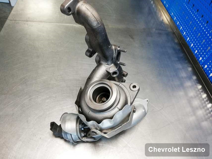 Zregenerowana w przedsiębiorstwie w Lesznie turbosprężarka do auta spod znaku Chevrolet na stole w warsztacie po regeneracji przed wysyłką