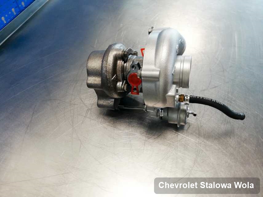 Wyremontowana w pracowni regeneracji w Stalowej Woli turbosprężarka do samochodu spod znaku Chevrolet na stole w laboratorium zregenerowana przed spakowaniem