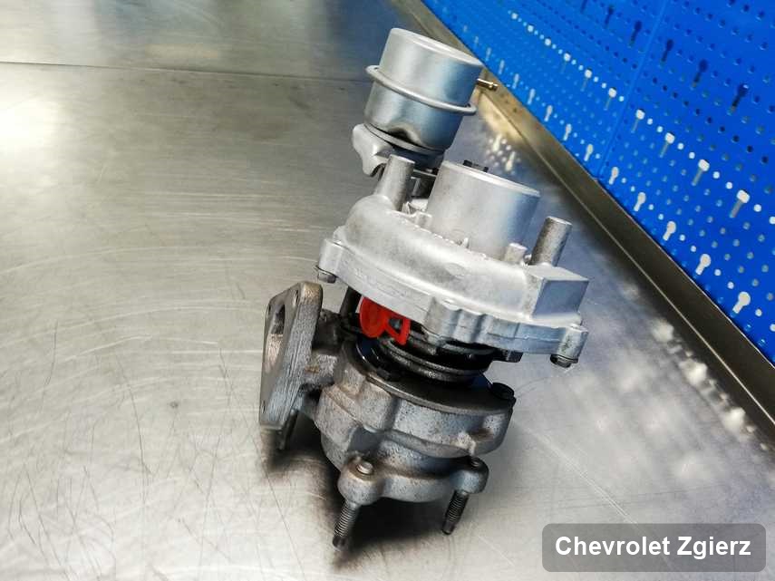 Zregenerowana w firmie zajmującej się regeneracją w Zgierzu turbina do samochodu z logo Chevrolet na stole w laboratorium naprawiona przed spakowaniem