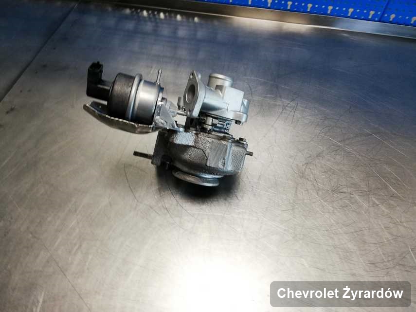 Wyczyszczona w laboratorium w Żyrardowie turbosprężarka do osobówki producenta Chevrolet na stole w warsztacie naprawiona przed spakowaniem