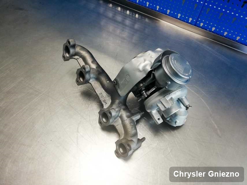 Wyczyszczona w firmie w Gnieznie turbosprężarka do aut  firmy Chrysler na stole w laboratorium naprawiona przed spakowaniem