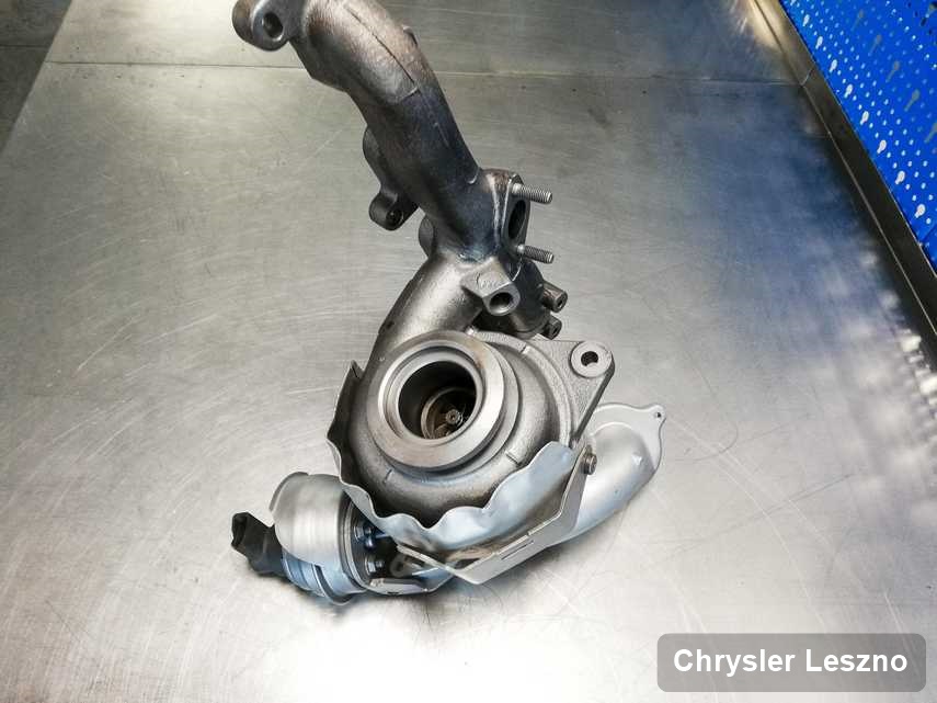 Naprawiona w przedsiębiorstwie w Lesznie turbina do pojazdu z logo Chrysler przyszykowana w pracowni naprawiona przed nadaniem