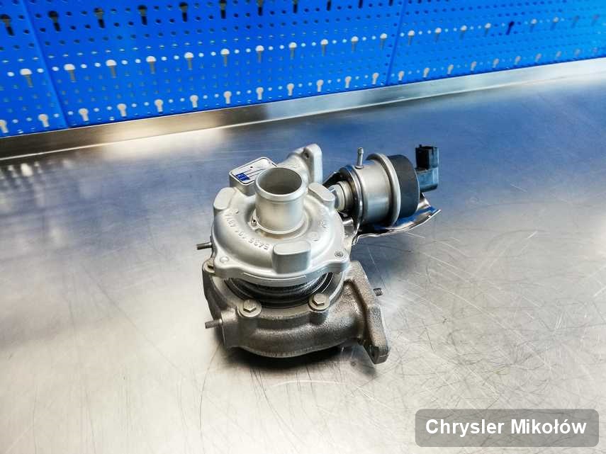 Wyczyszczona w pracowni regeneracji w Mikołowie turbosprężarka do auta z logo Chrysler na stole w pracowni po remoncie przed spakowaniem